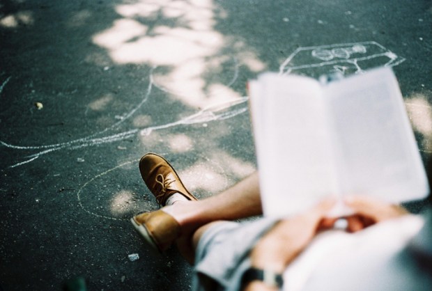 citanie_na_lavicke_v_parku