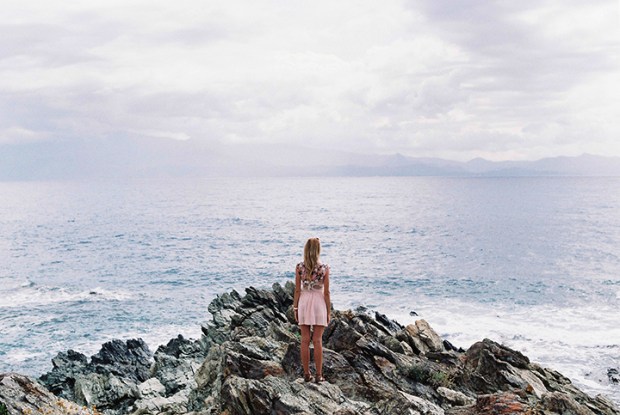 vlny-na-pobrezi-zena