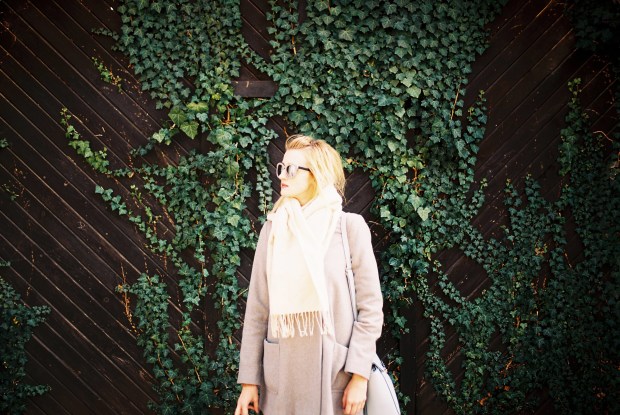 jarny-portret-pred-dverami