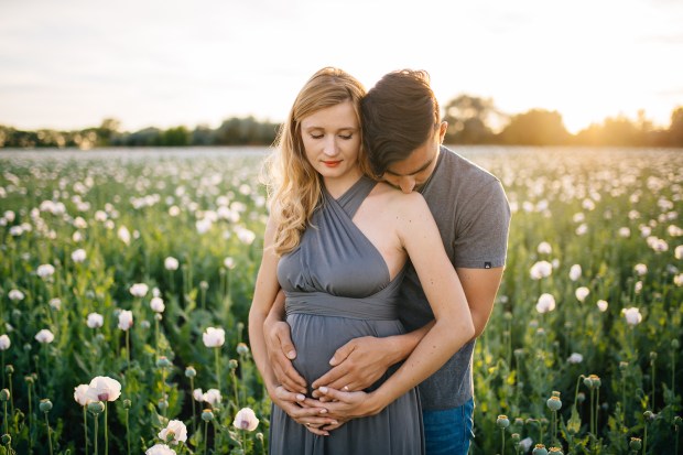 tehotenske-fotenie-na-poli